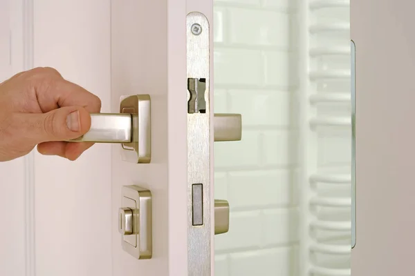 El beyaz kapıyı aç