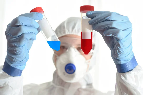 血液検査室で働く若い女性科学者 ロイヤリティフリーのストック画像