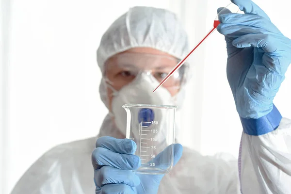 Ung Kvinnlig Forskare Som Arbetar Ett Laboratorium Med Ett Blod Stockbild