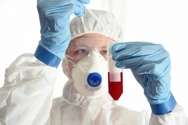 Giovane Scienziata Che Lavora Laboratorio Con Sangue Foto Stock