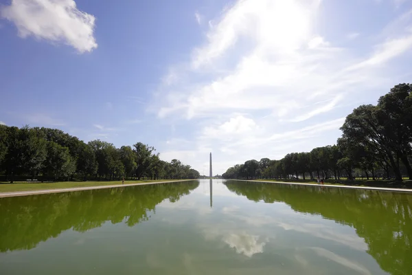 Monumento a Washington y piscina Lincoln Reflecting — Foto de Stock