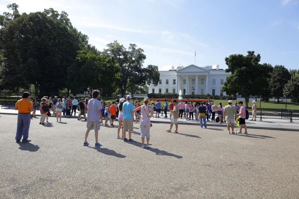 Tourists visiting the White House DC — Stock Photo, Image