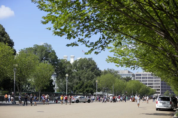 Tourists on Pennsylvania Ave by the White House — Stock Photo, Image