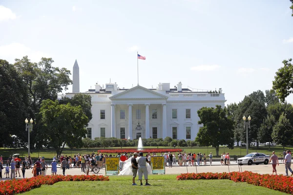 Turistas visitando la Casa Blanca DC — Foto de Stock