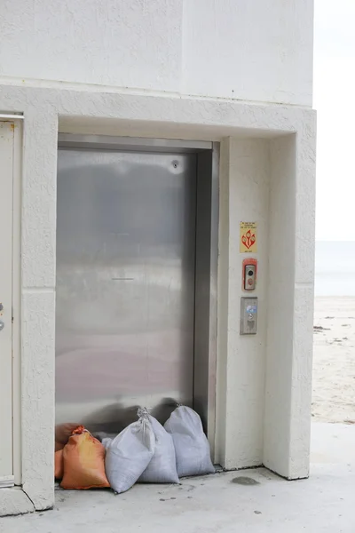 Лифт с мешками для песка — стоковое фото