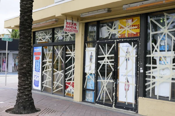 Podniky zatloukaly prkny pro hurikán Matthew — Stock fotografie