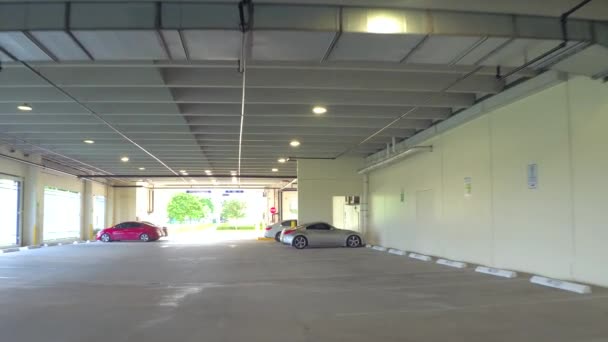 건물 주차장 — 비디오