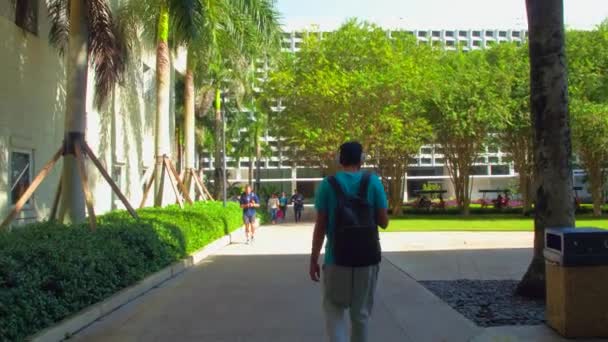 Campus universitário com estudantes caminhando para a aula — Vídeo de Stock