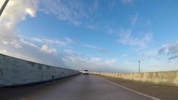 Conducir en una autopista de paso elevado HOV — Vídeo de stock