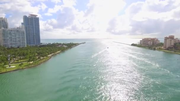 Vuelta aérea sobre Miami Beach — Vídeo de stock