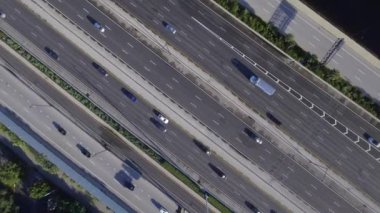 Karayolu üzerinde iplik