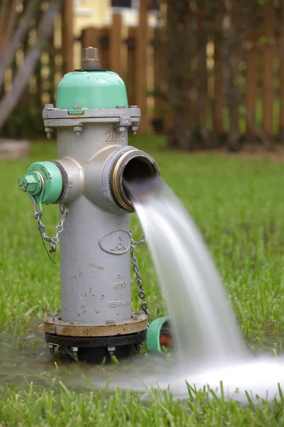 Vodopád z požárního hydrantu — Stock fotografie