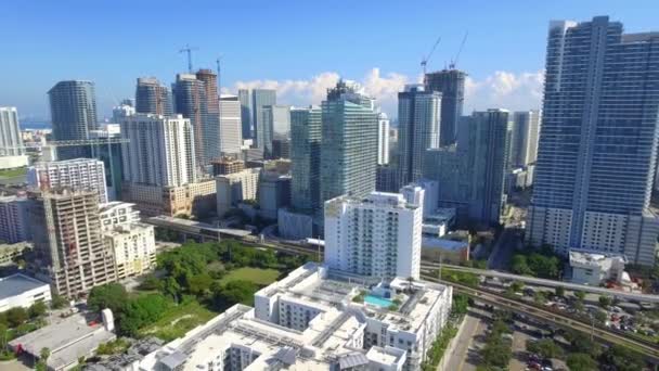 Εναέρια πίσω πετούν Brickell Miami — Αρχείο Βίντεο