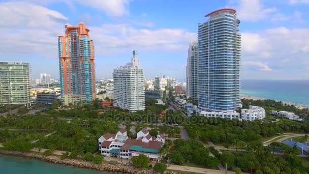 Воздушное видео Miami Beach buildings on the coast — стоковое видео