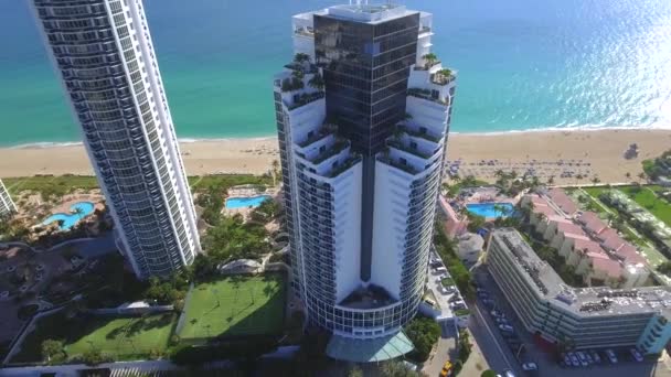Съёмки с воздуха Trump Towers Sunny Isles Beach — стоковое видео