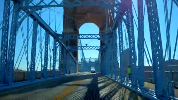 Rijden op de John A. Roebling brug — Stockvideo