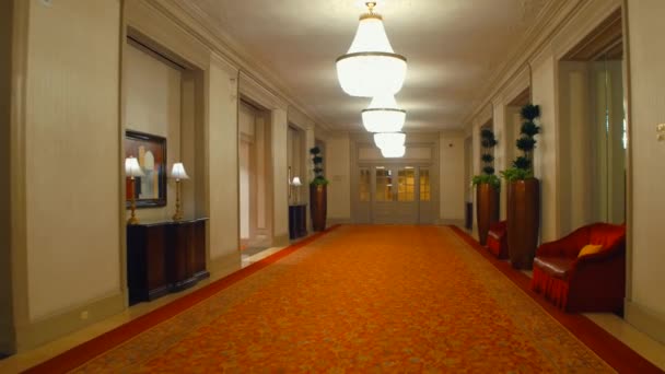 Περπατώντας μέσα από ένα παλαιό ξενοδοχείο — Αρχείο Βίντεο