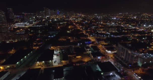 Letecké noční záběry Downtown Miami a Midtown — Stock video