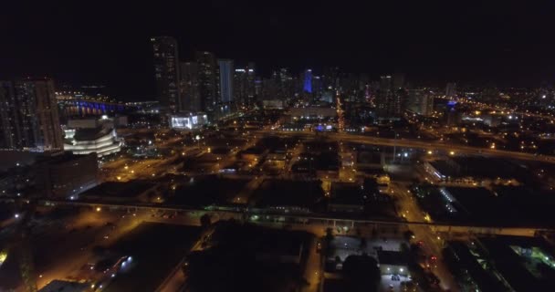 夜の空中映像マイアミ ・ ダウンタウンやミッドタウン — ストック動画