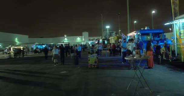 迈阿密巴塞尔艺术博览会在晚上 4 k — 图库视频影像