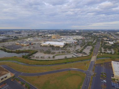 Bir alışveriş merkezi hava görüntüsünü