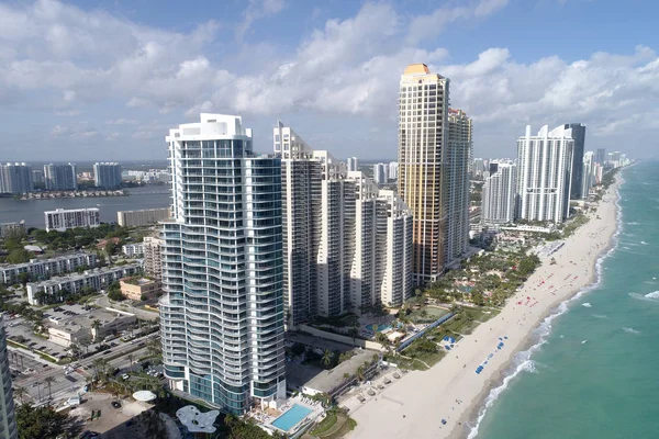 Luxury highrise condominiums Sunny Isles Beach — Stock Photo, Image