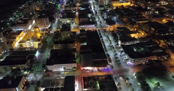 フロリダ州マイアミビーチのオーシャン ドライブの空中映像 — ストック動画