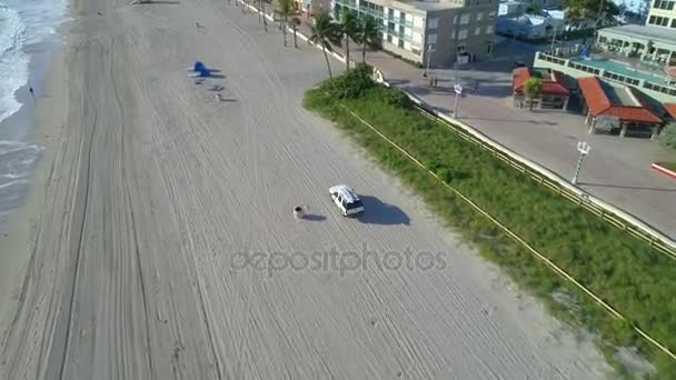 Drone de rastreamento seguindo um veículo na praia — Vídeo de Stock