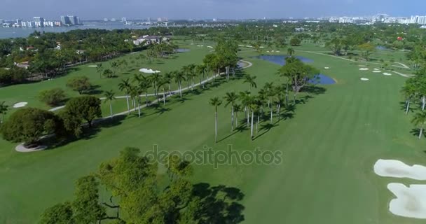 Воздушное поле для гольфа 4k 60p — стоковое видео