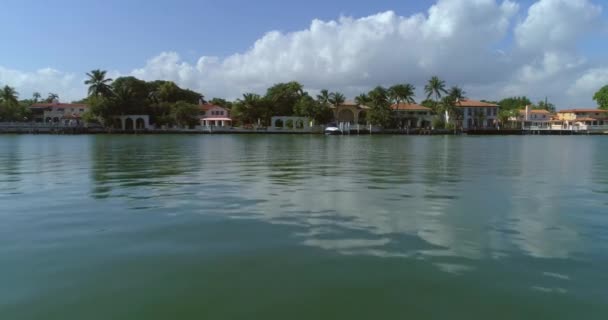 Antenne Indian Creek aan herenhuizen in Miami Beach — Stockvideo