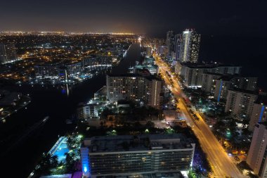 Geceleri ışıklı bir şehrin havadan görüntü