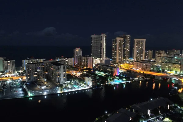 Imagem aérea de Hallandale iluminado à noite — Fotografia de Stock