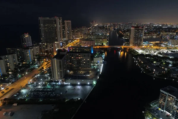 Letecký snímek města v noci osvětlené — Stock fotografie