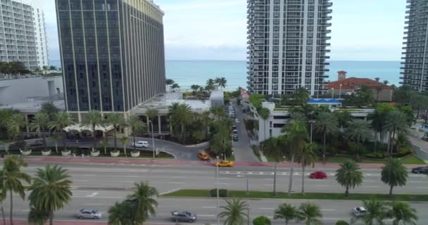 Vliegende door aan het strand hotels in Miami Beach — Stockvideo