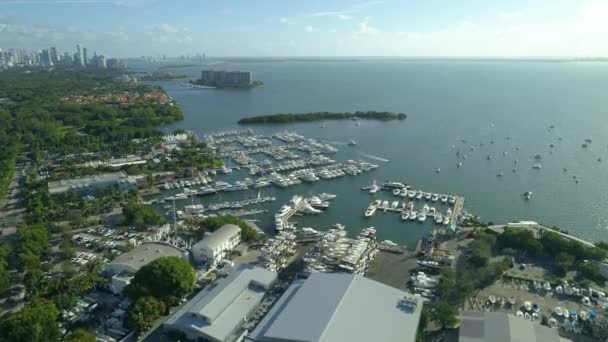 Barcos en un puerto deportivo 4k — Vídeo de stock