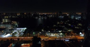 Hava gece dron video binalar ve alışveriş merkezleri