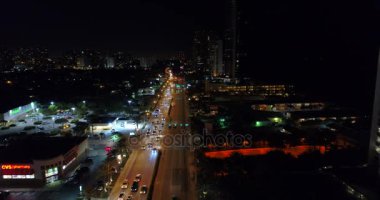 Orta trafik olan yol üzerinde hava video