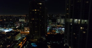 Binalar alışveriş merkezleri ile geçmiş uçan 