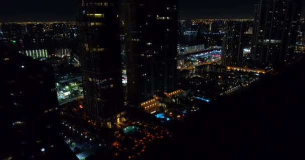 Antenowe pochylenia w dół budynków w nocy — Wideo stockowe