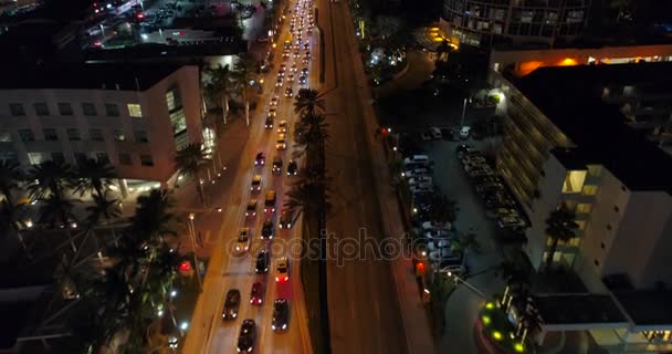 Авиационное видео Collins Avenue Sunny Isles Beach ночью 4k 24p — стоковое видео