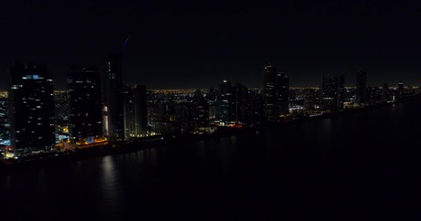 Vídeo aéreo de edifícios à beira-mar à noite — Vídeo de Stock
