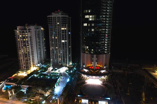 Luftbild einer nachts beleuchteten Stadt — Stockfoto