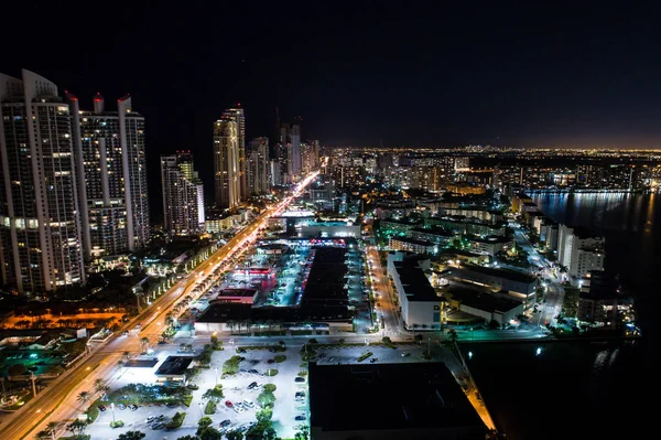 Luchtfoto nacht foto van een city's nacht verlicht — Stockfoto