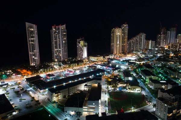 Повітряна нічна фотографія міста, освітлена вночі — стокове фото