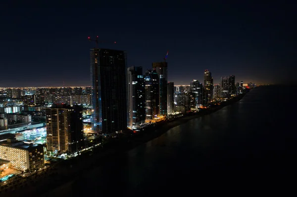 Fotografia aérea noturna de uma cidade iluminada à noite — Fotografia de Stock