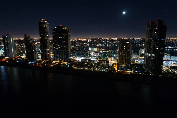 Fotografia aérea noturna de uma cidade iluminada à noite — Fotografia de Stock