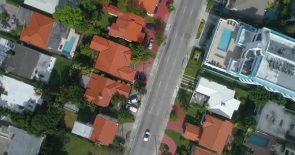 Vuelta aérea sobre una carretera y casas — Vídeo de stock