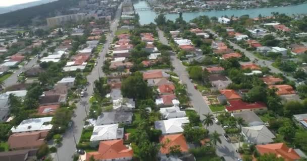 Passeio aéreo bairro residencial — Vídeo de Stock