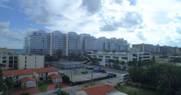 Lotnicze wideo Surf Club i Four Seasons surfside na Florydzie — Wideo stockowe