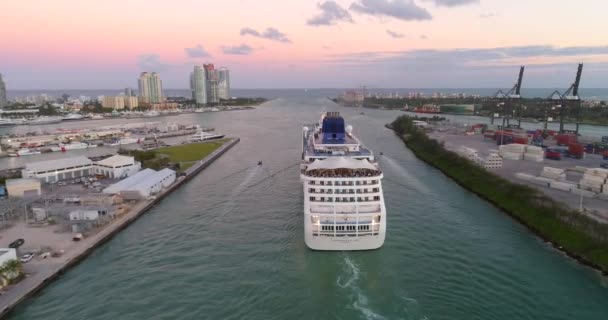 Helikopter tur fartyget lämnar Port Miami — Stockvideo